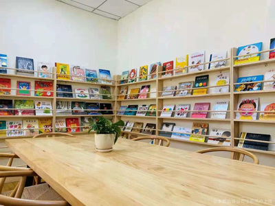 指尖流转的书香 这家名为“峰菊”的小店，悄悄治愈了无数爱书人